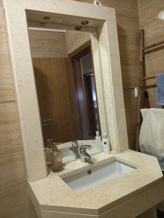 Estrutura de lavatório de casa de banho em pedra