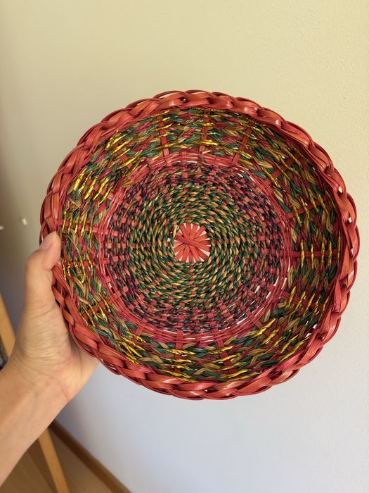 Cesto vermelho e verde e dourado