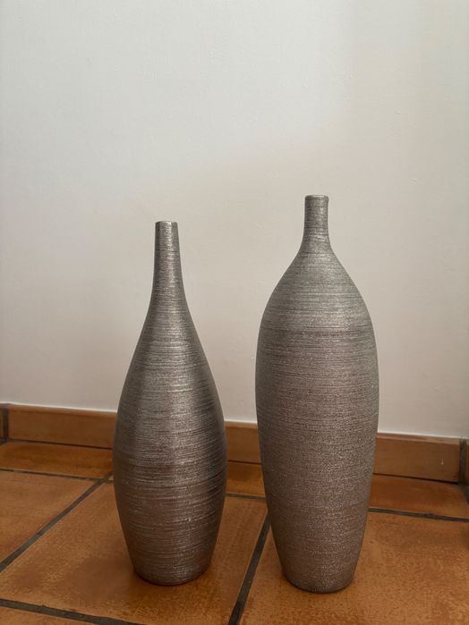 Conjunto de 7 jarras decorativas em metal prateado