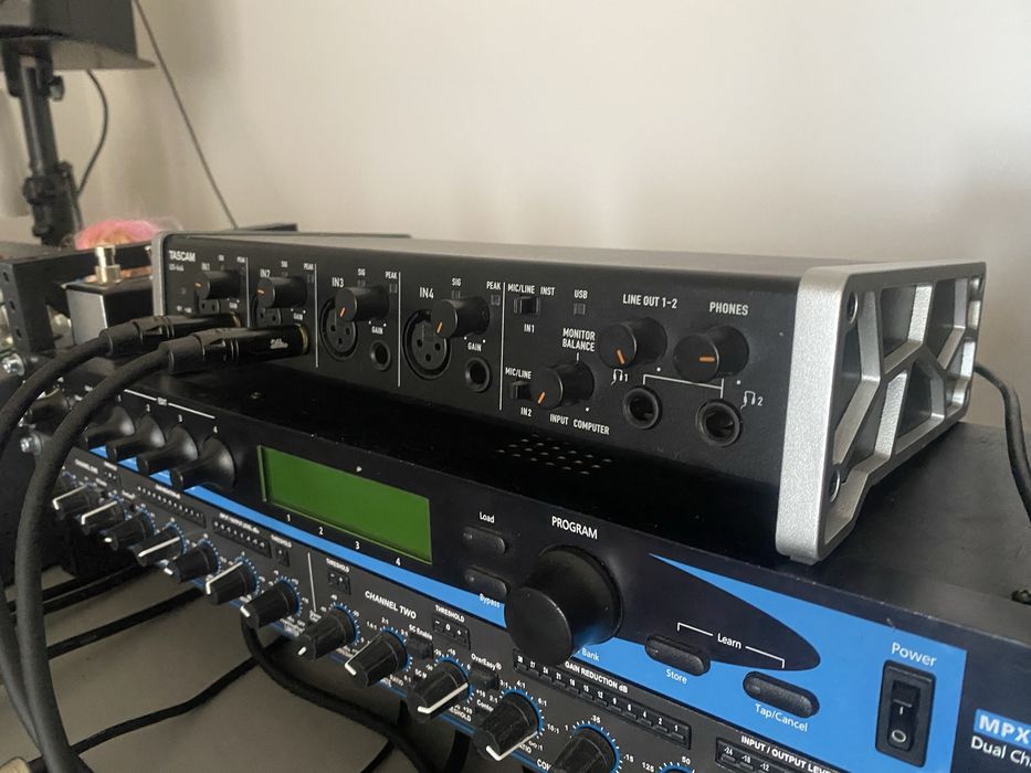 Продам звукову карту tascam 4x4