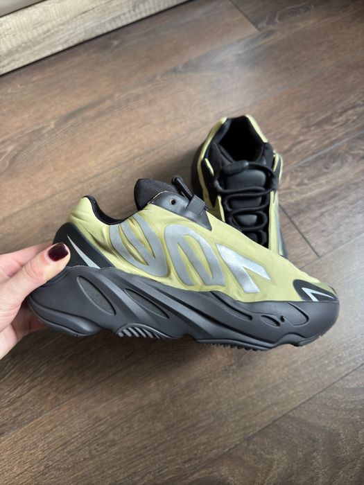 Кросівки Adidas Yeezy Boost 700 Mnvn Resin жіночі