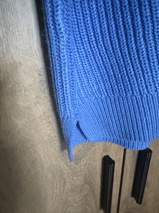 Sweterek z dekoltem w serek