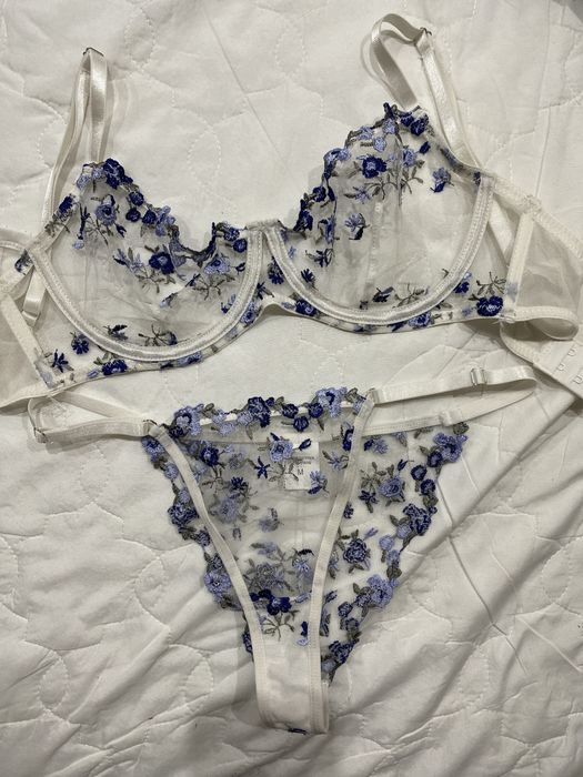 Комплект жіночий, білий з синьою вишивкою