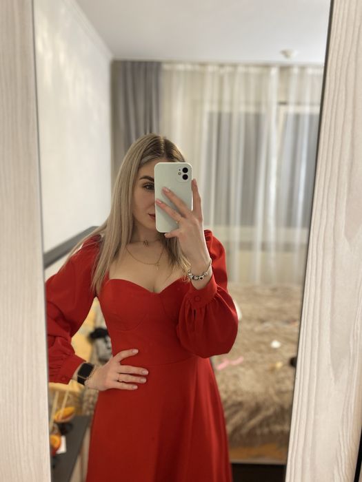 Червона сукня Міді