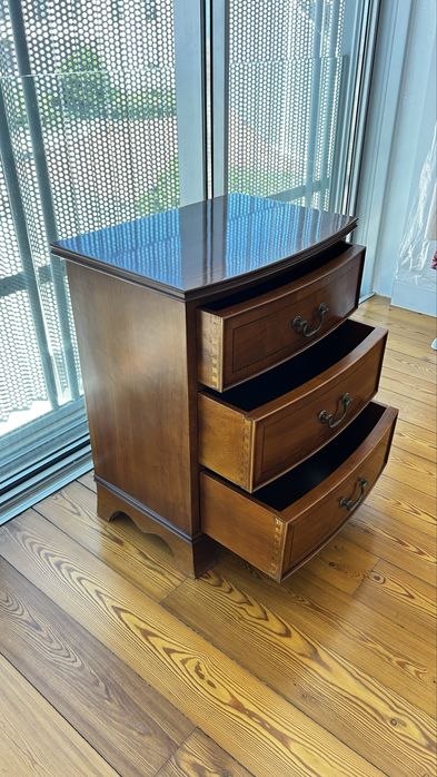 Conjunto de duas mesas de cabeceira em madeira