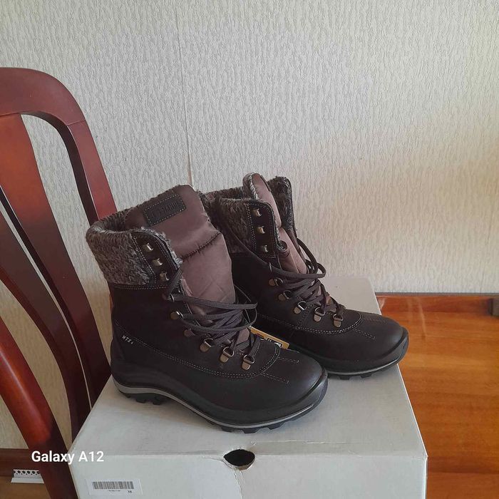 Продам женские зимние ботинки две пары (38 и 37 размер).