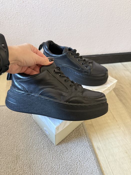 Шкіряні кросівки