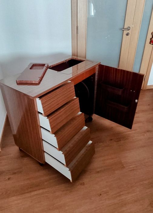 Mesa de costura em ótimo estado