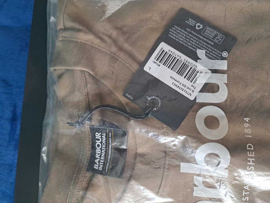 Koszulki Barbour international białe z dużym logo i khaki z małym
