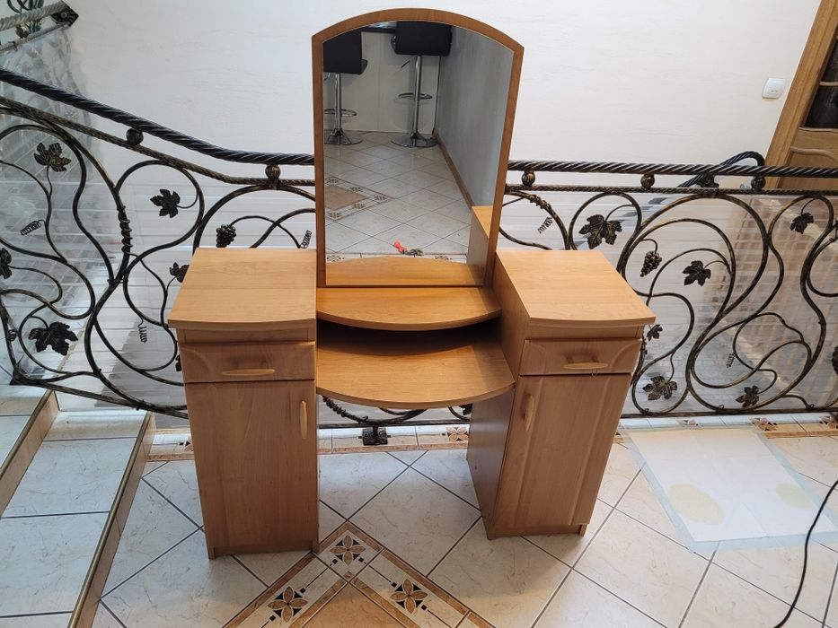 Toaletka  z lustrem  komoda szafka