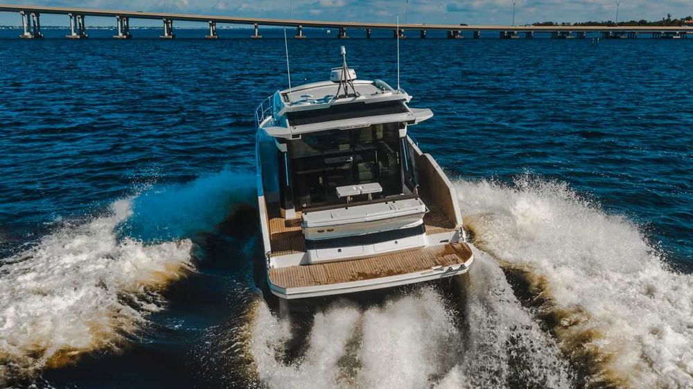 Jacht - Galeon 410 HTC- Volvo Penta 2x370 Joystick, otwierane burty