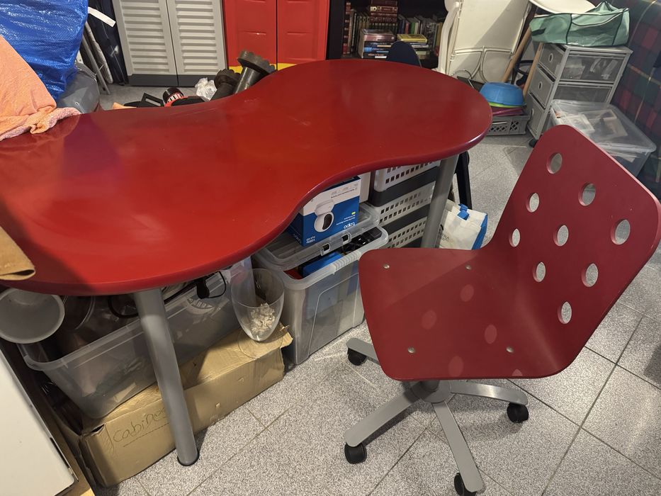 Mesa vermelha e cadeira juntoa ou separados