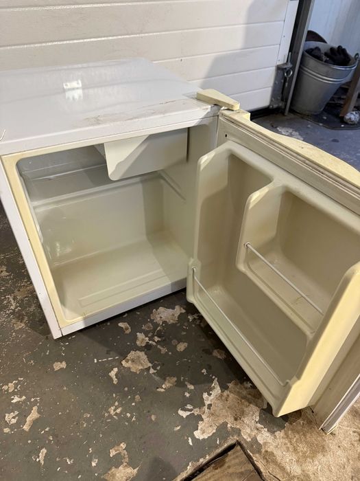 Lodówka DOMO DO906K/N — mini lodówka 52×43×50 cm, sprawna