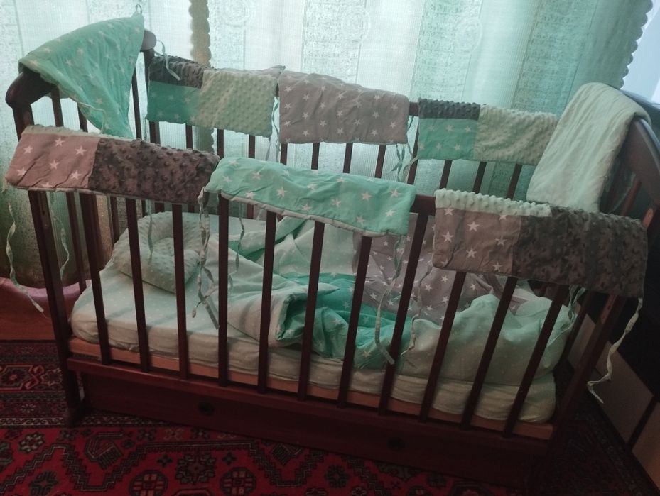 Дитяче ліжечко, матрас, комплект білизни.