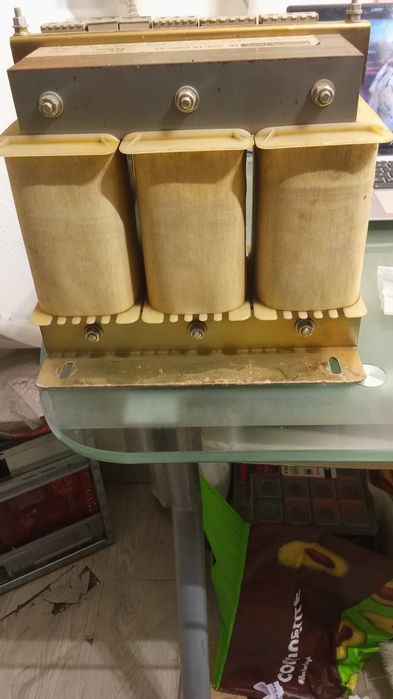 Transf. Trifásico a 380V, 2 saídas trifásicas e 3 mono.