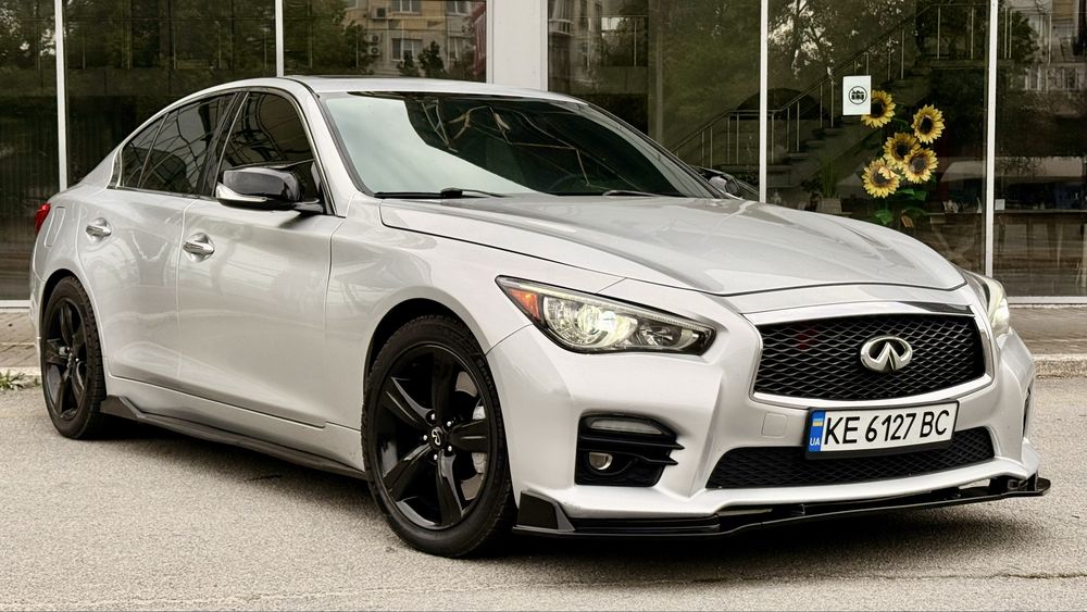 Продам Infiniti Q50   Полный привод 3,7 Газ/Бензин