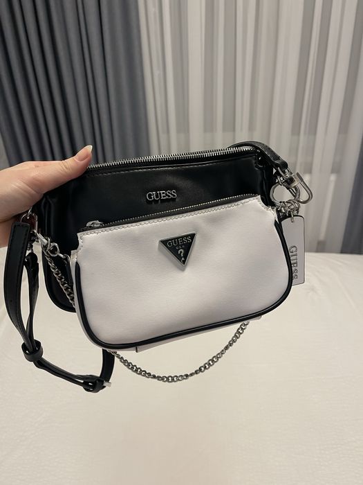 Дві сумочки в комплекті,чорна більша, біла менша в дуже гарному стані)