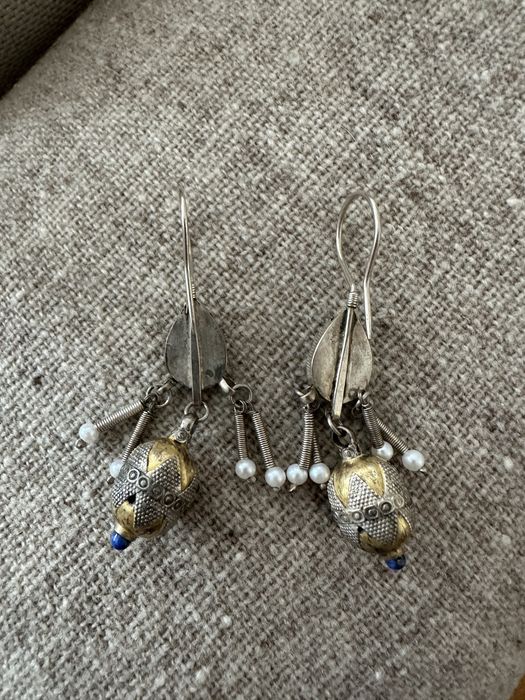 Brincos em prata, metal, perolas e pedras azuis
