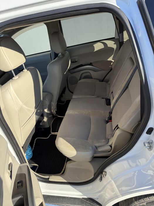 Mitsubishi Outlander XL 2011 2.4 бензин