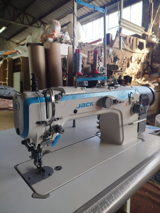 Vendo máquina de costura marca jack  2030 industrial para estofos ou trabalhos profissionais, máquina muito boa qualidade, vendida com muito pouco  us
