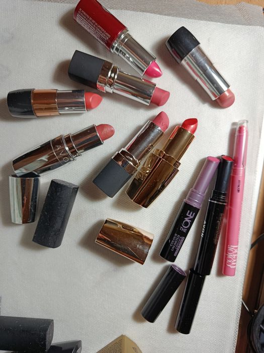 Помады, карандаши, новые.