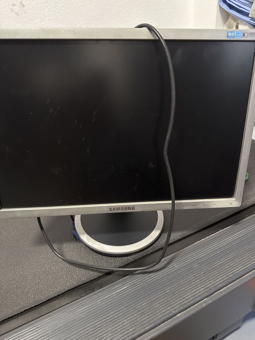 Monitor Samsung e Asus