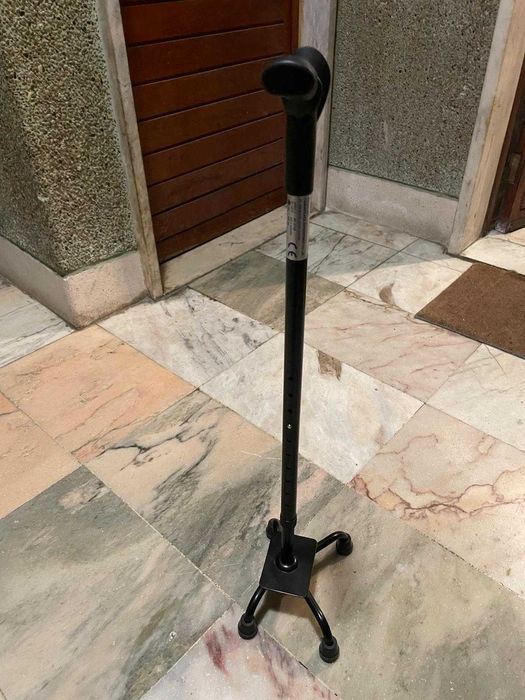 Bengala Quadripé em Alumínio de Base Estreita - Cor preta