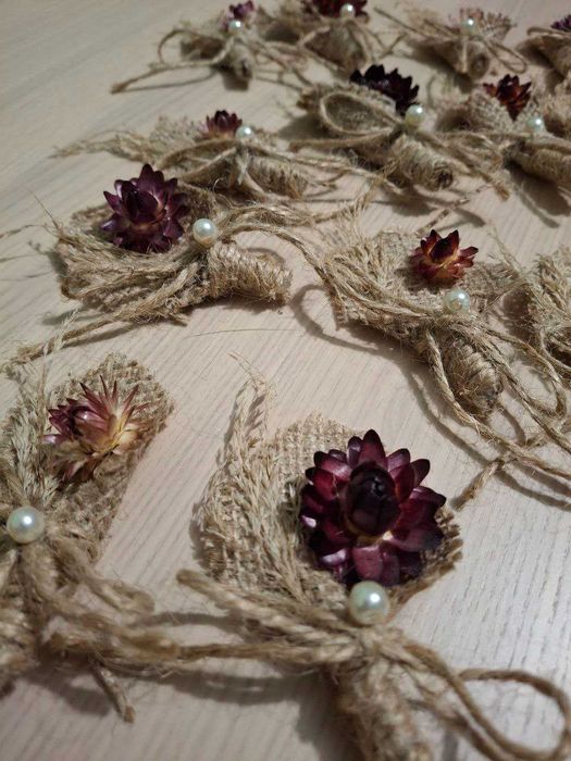 27 бутоньєрок з геліхризумом