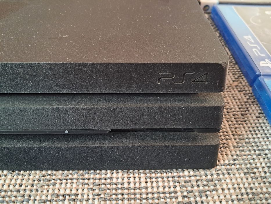 PS 4 Sony + 2 pady + 12 gier