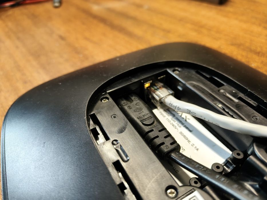 Два Ajax Hub - чорний та білий