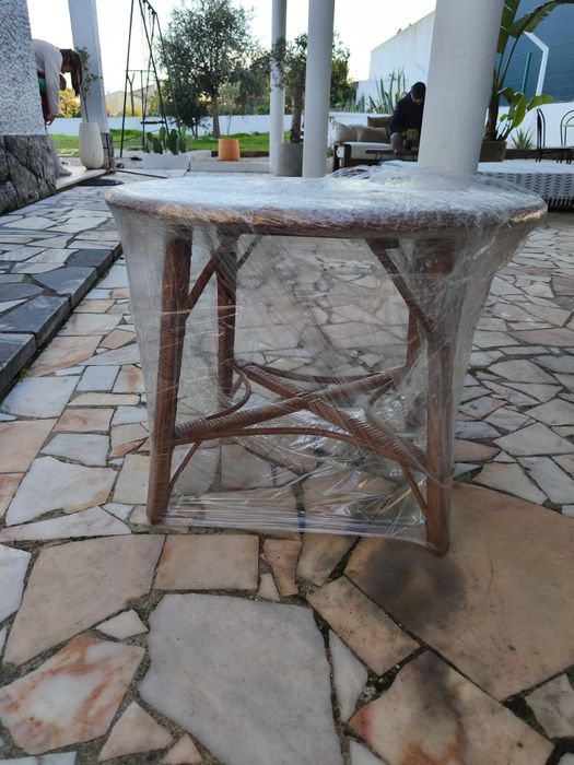 Mesa de centro oval em verga