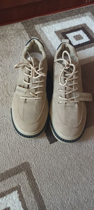 Чоловіче взуття 43 розмір на етикетці, 27 см устілка