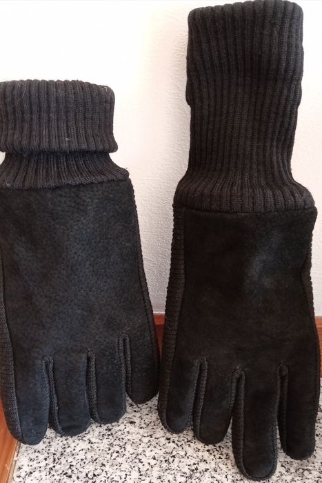 2 pares de luvas novas são a 10€ cada par.