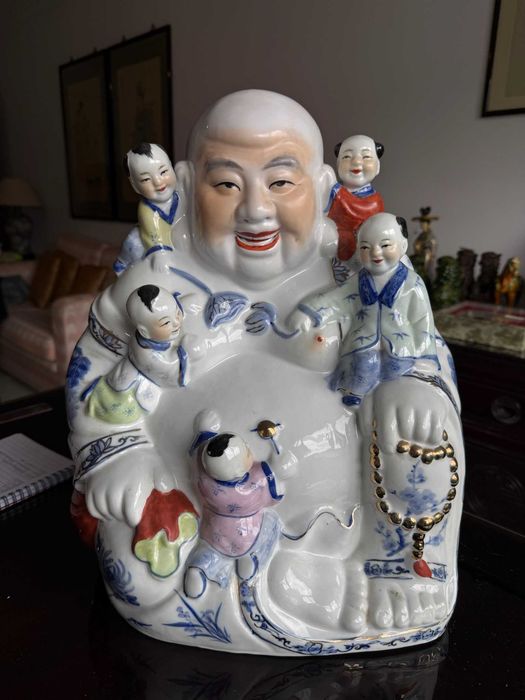Estatueta Porcelana Chinesa — Buda Feliz com Cinco Crianças