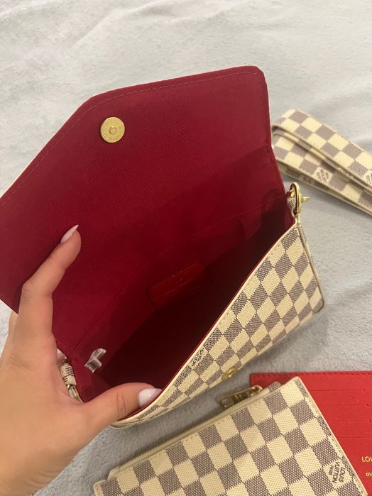 mala pochete branca e cinza