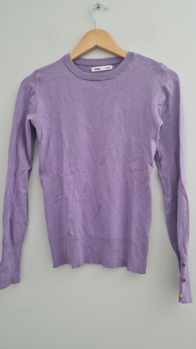 Liliowy sweterek z guziczkamii na mankietach