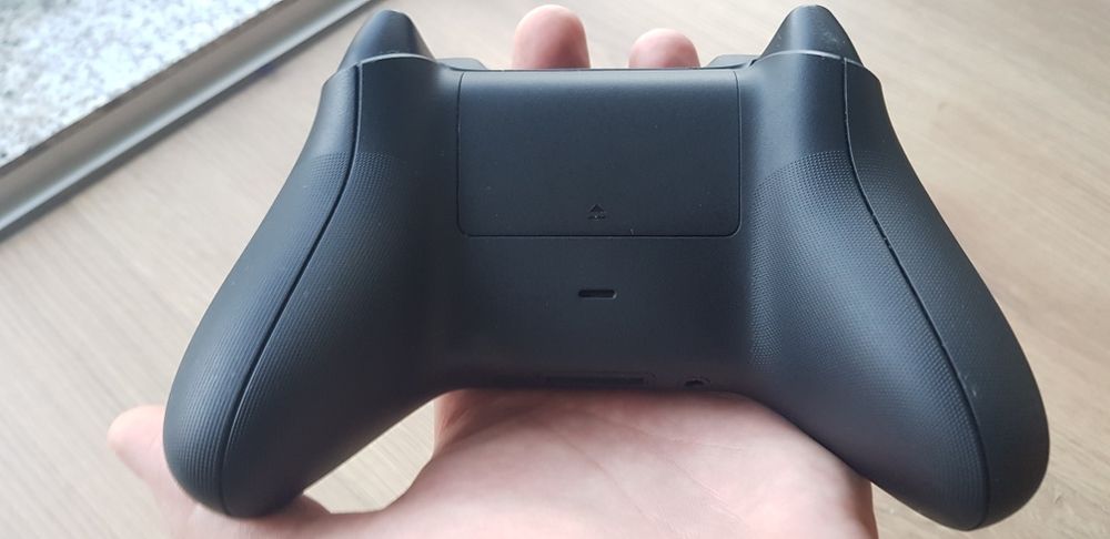 Xbox One X 1TB ＋ Comando Xbox Series X ＋ Cabo HDMI 2.1