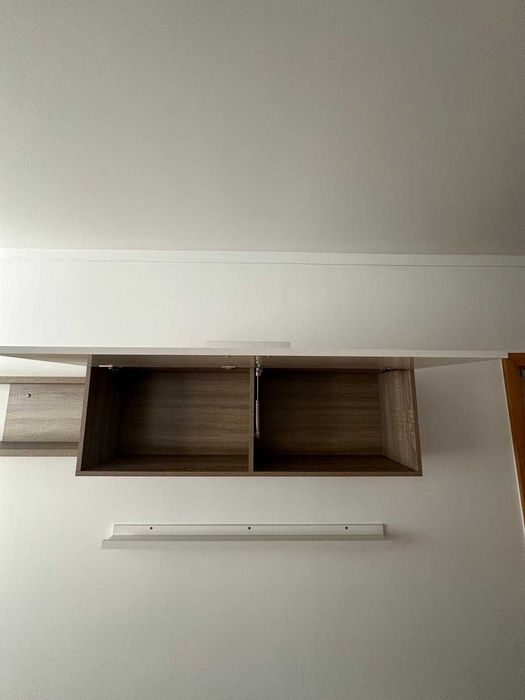 Móvel TV IKEA branco e castanho com prateleira em óptimo estado