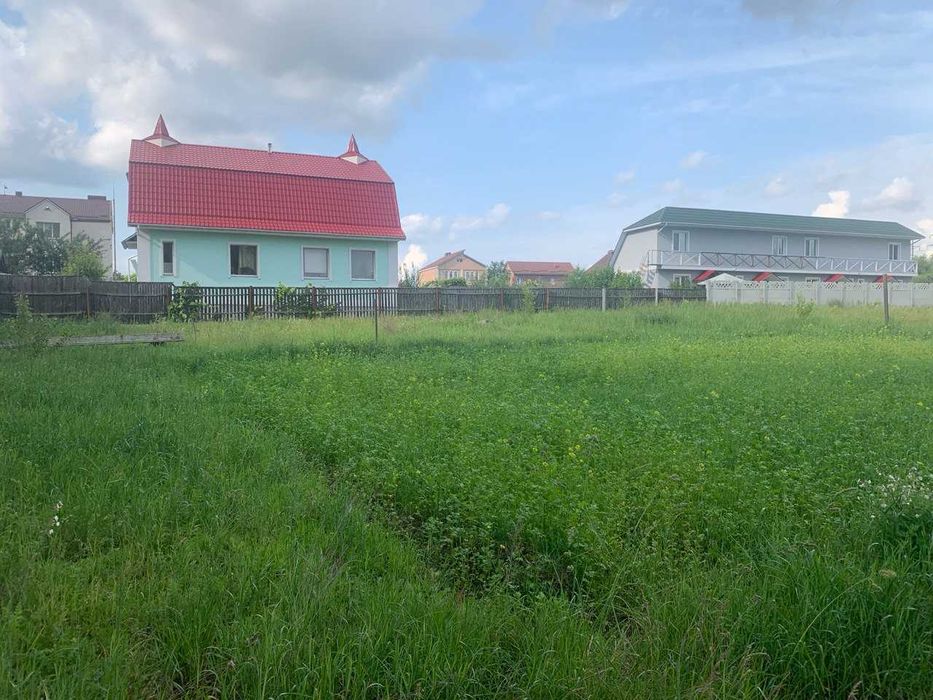 ПРОДАЮ ділянку землі під забудову 11 сот. Всі комунікації.