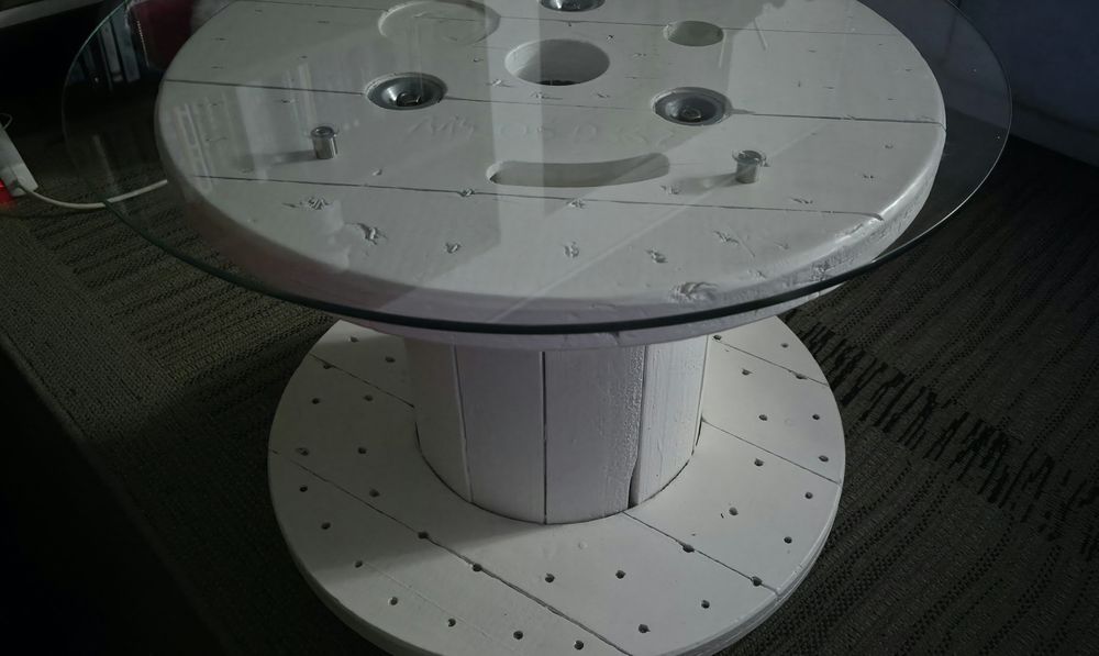 Mesa de centro com vidro.