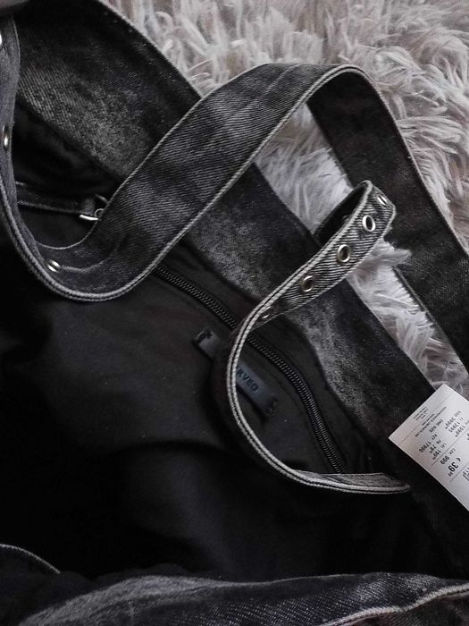 Nowa torebka hobo z efektem sprania z kosmetyczką w środku Reserved