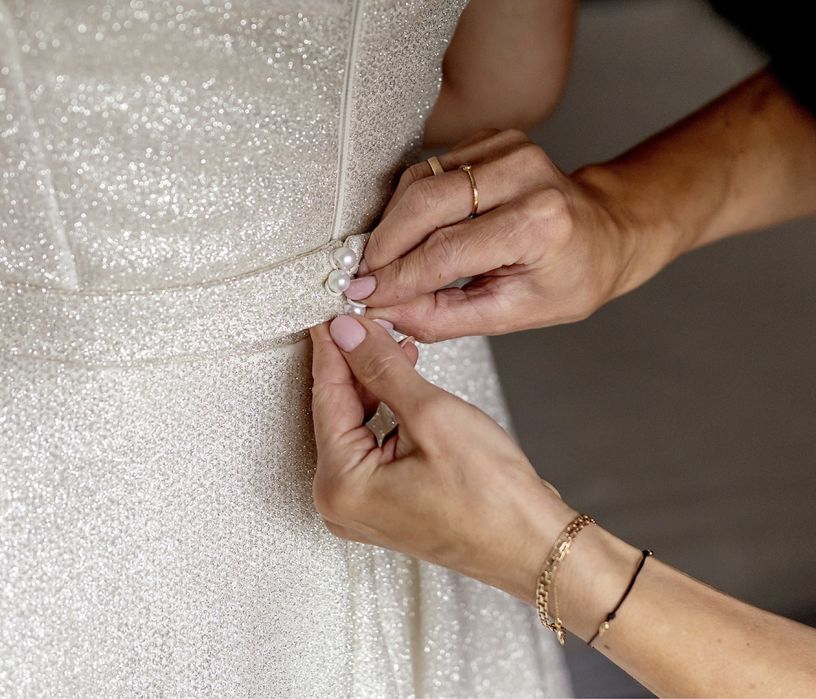 Suknia ślubna klasyczna błyszcząca