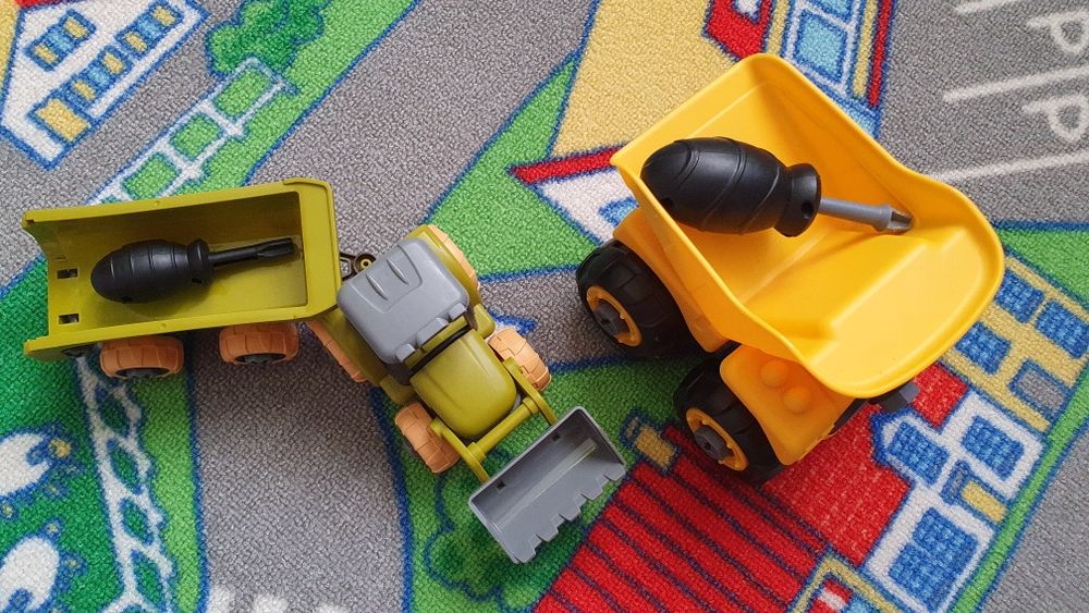 2 autka do rozkręcania, stan bardzo dobry, wiek 3+