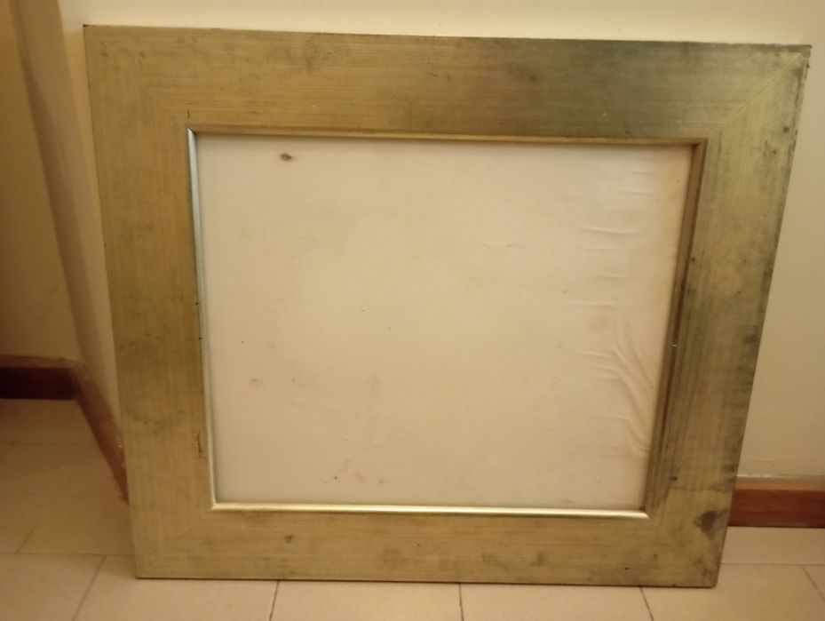 Moldura prateada com vidro 64cm x 57cm