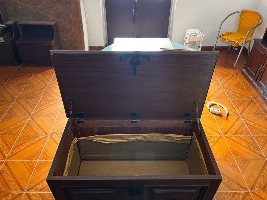 Arca/Baú de madeira maciça com detalhes em ferro