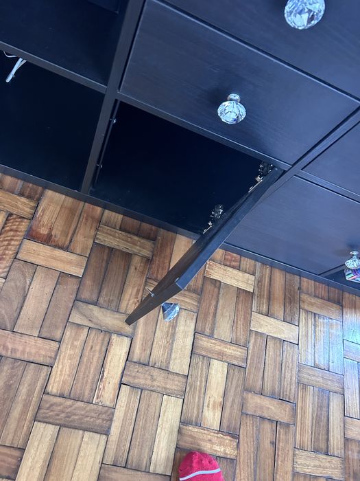 Movel com gavetas e portas e 6 pes prata