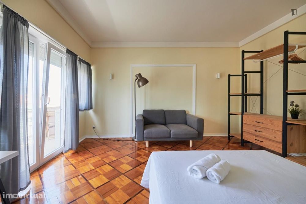 Quarto - localizado em São Sebastião Lisbon
