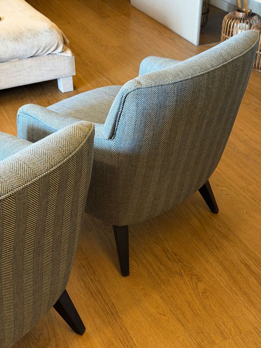 Poltronas azuis com pés de madeira