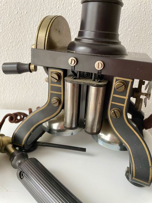 Ретро телефон . Старий. Тяжкий.