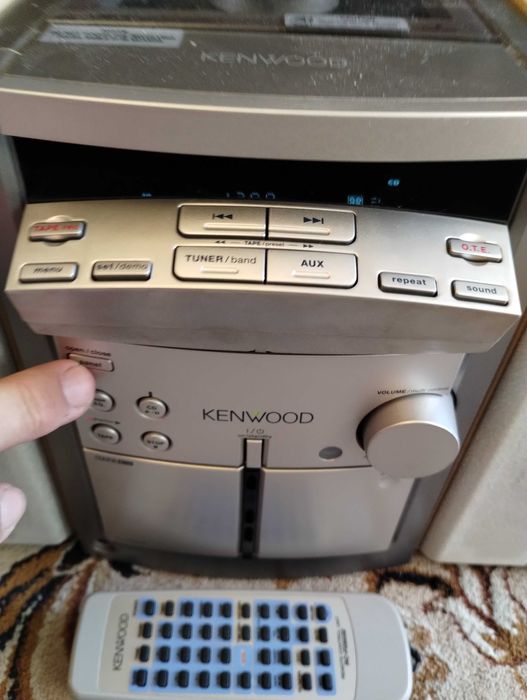 Wieża "Kenwood" z pilotem i kolumnami